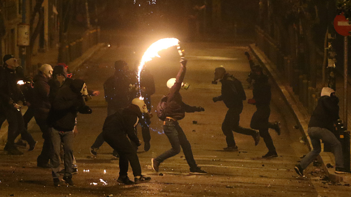 Νέα επεισοδιακή νύχτα με πέτρες και μολότοφ στα Εξάρχεια