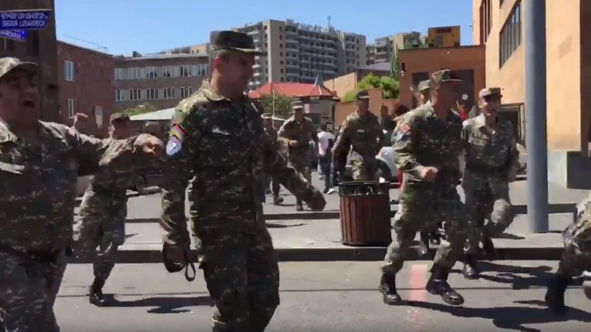 Φωτογραφίες: Στρατιωτικοί συμμετέχουν στη «βελούδινη επανάσταση» στην Αρμενία