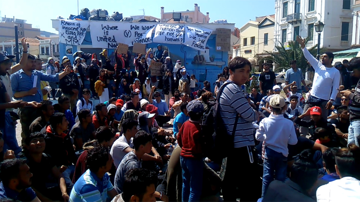 Λέσβος: Συνελήφθησαν 120 μετανάστες στην πλατεία Σαπφούς