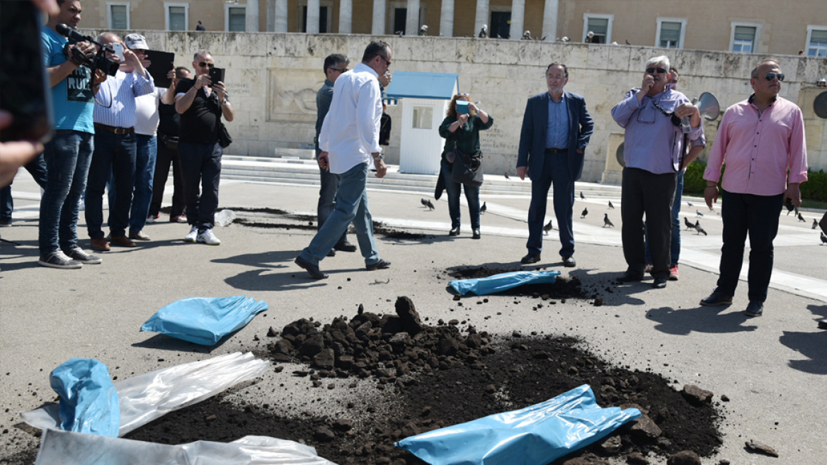 Με σακούλες λιγνίτη και πανό στη Βουλή η ΓΕΝΟΠ