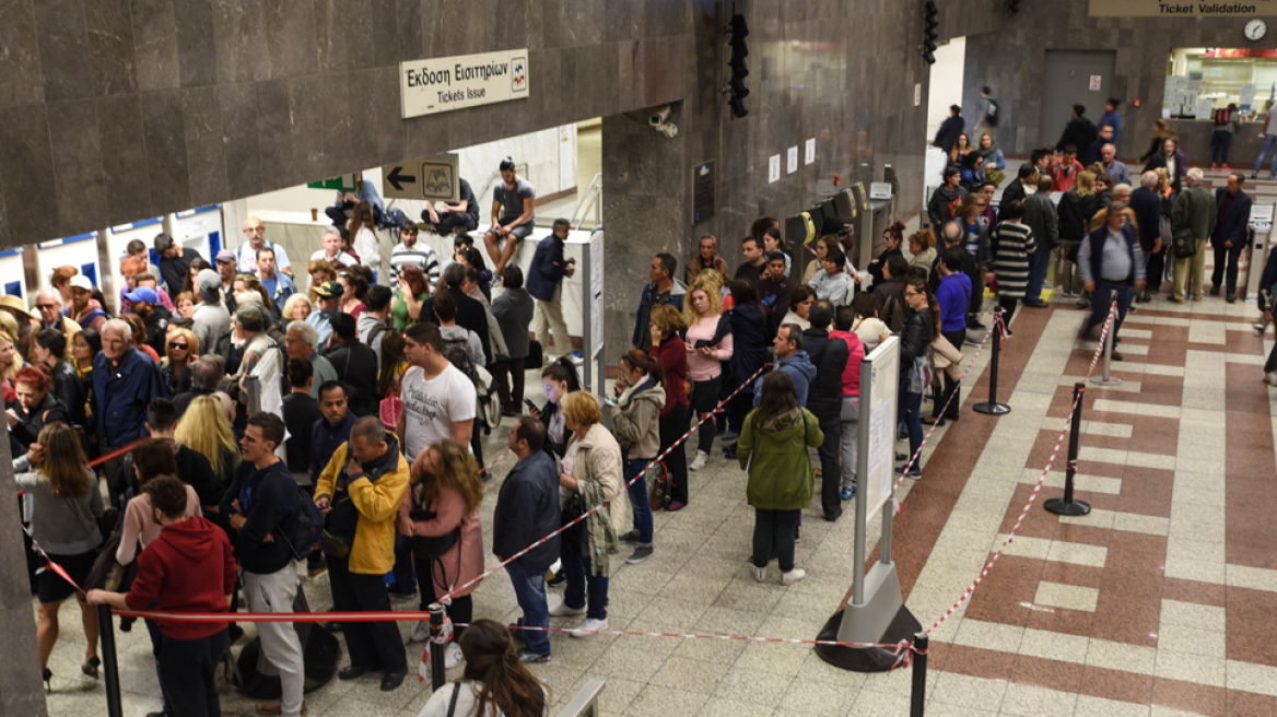 Ατελείωτο αλαλούμ με το ηλεκτρονικό εισιτήριο: Οι μπάρες κλείνουν χωρίς χρονοδιάγραμμα