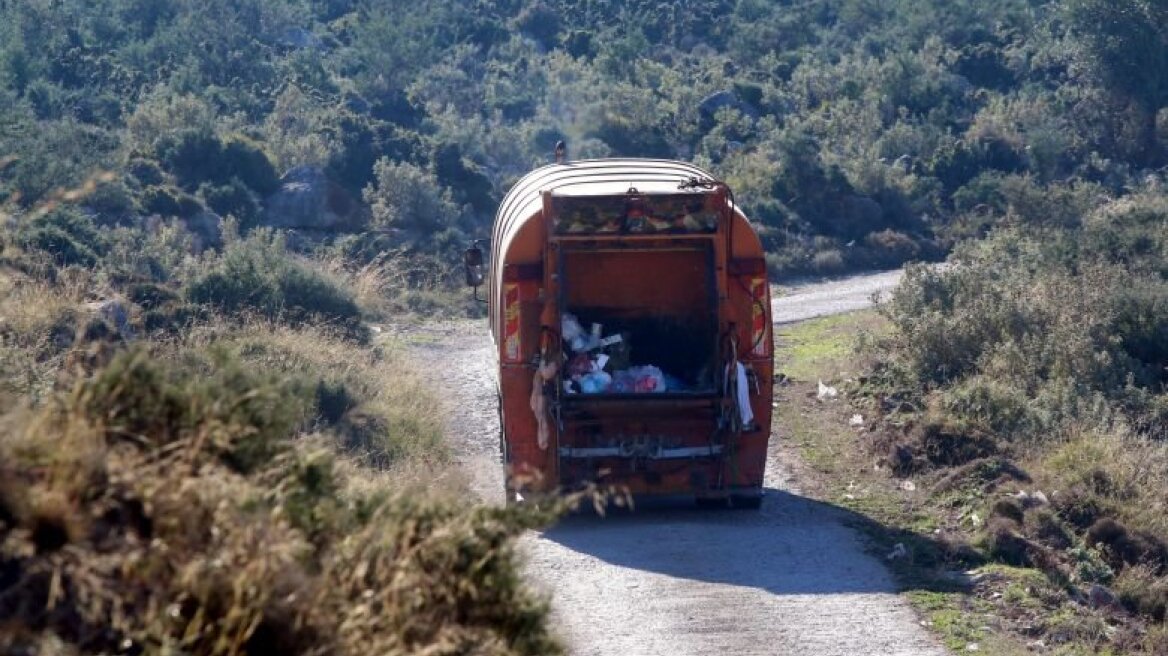 Τραγωδία στην Τήνο με δύο νεκρούς - Απορριμματοφόρο έπεσε σε γκρεμό 100 μέτρων