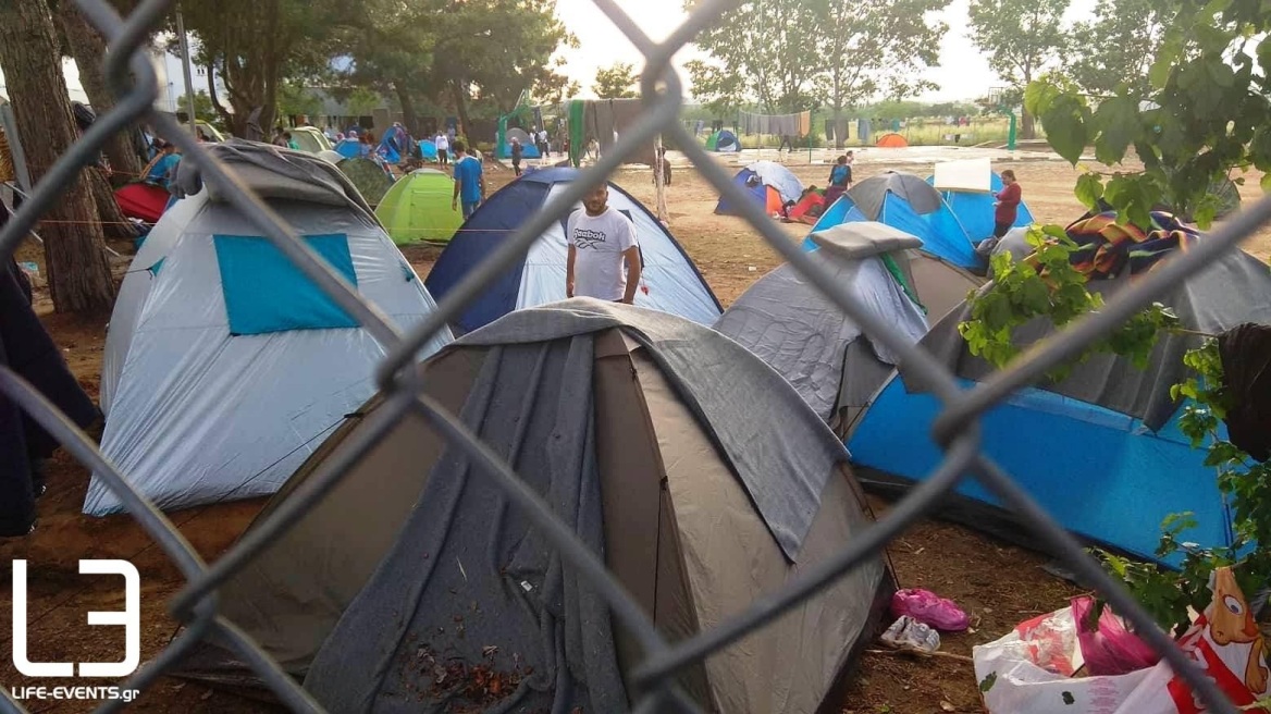 Πρόσφυγες απέκλεισαν την Εγνατία Οδό - Διαμαρτύρονται γιατί πλημμύρισαν οι σκηνές τους