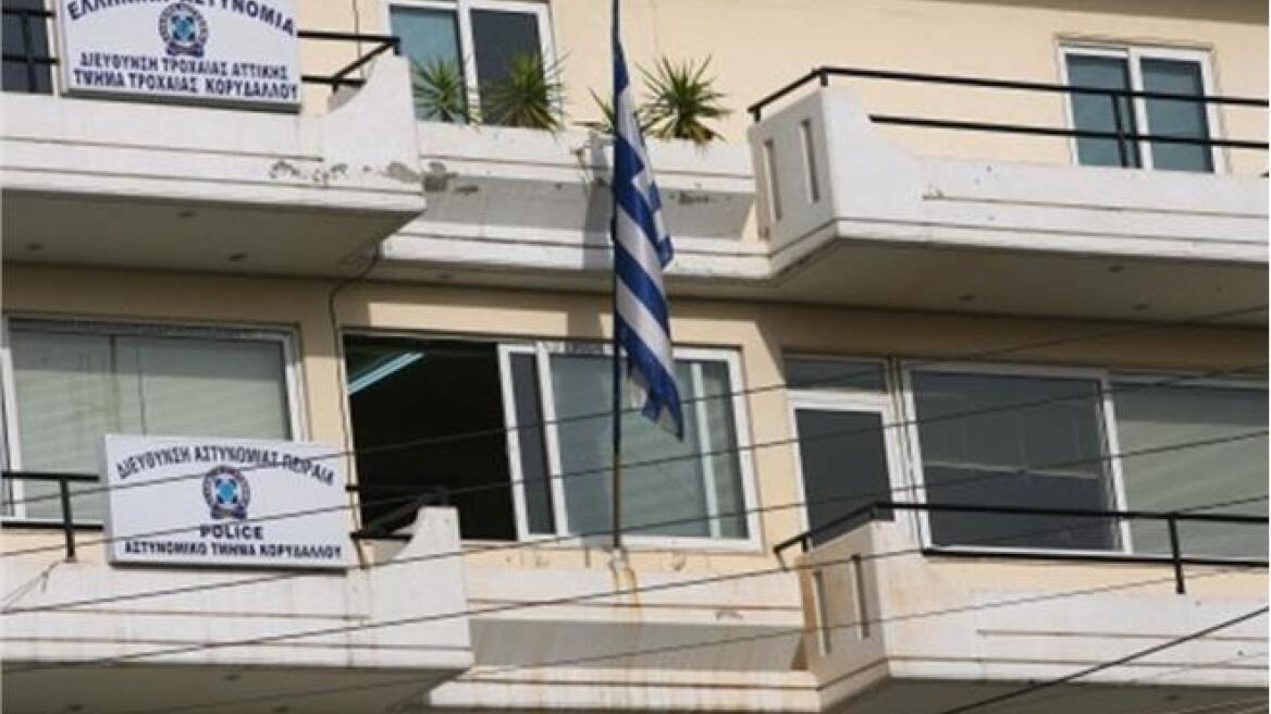 Απίστευτο βίντεο: Πολίτης ψάχνει απεγνωσμένα βοήθεια στο... «άδειο» αστυνομικό τμήμα του Κορυδαλλού