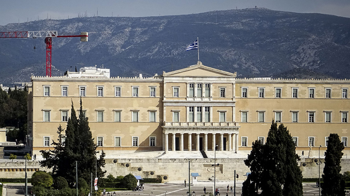 «Καμπανάκι» από το Γραφείο Προϋπολογισμού της Βουλής: Χρέη 130 δισ. «πνίγουν» τα νοικοκυριά