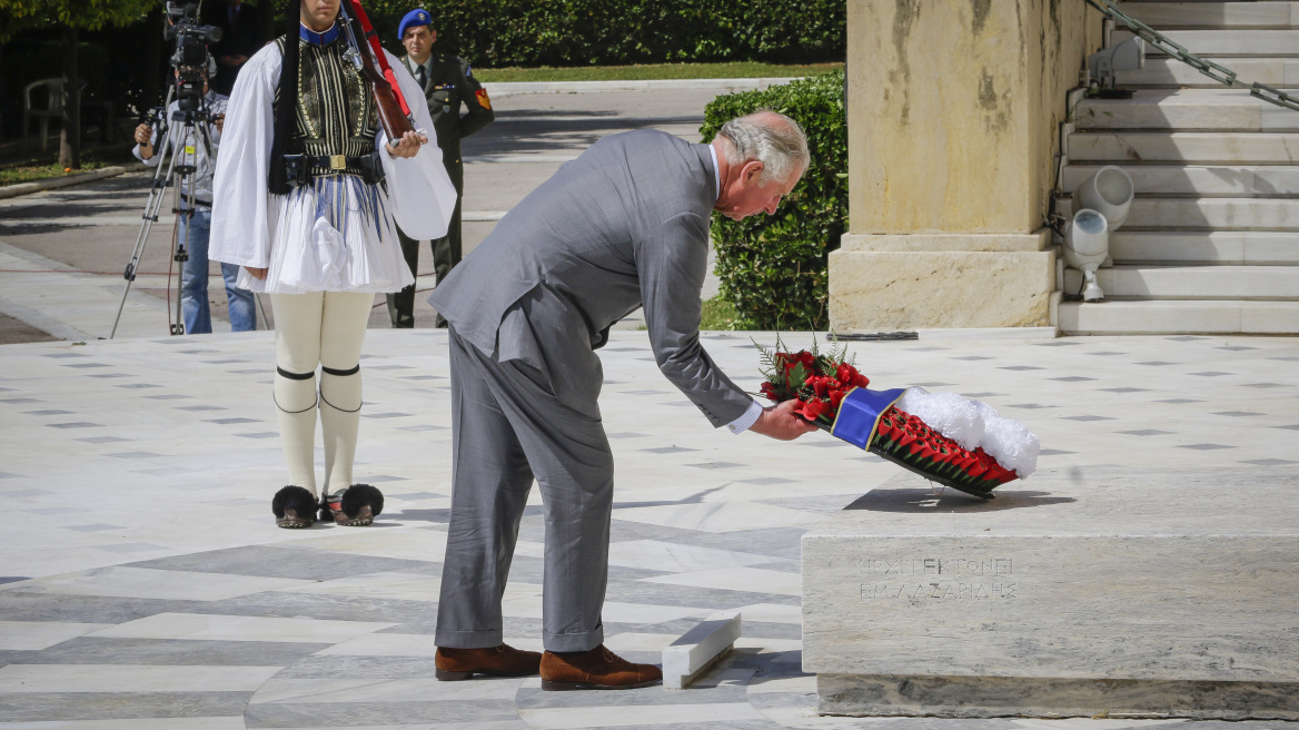 Ο Κάρολος στην Αθήνα: Σε σχήμα στέμματος το στεφάνι που κατέθεσε στον Άγνωστο Στρατιώτη 