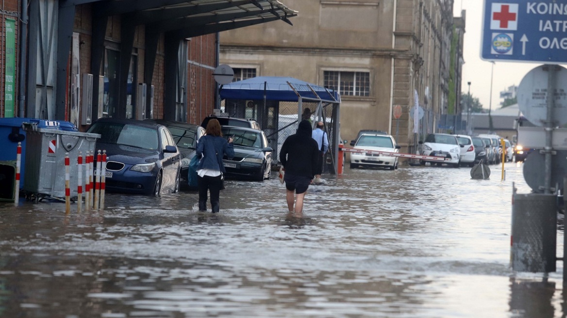 Η Θεσσαλονίκη μετράει πληγές μετά τη θεομηνία: Χωρίς νερό ξανά - Οι ευθύνες του Μπουτάρη