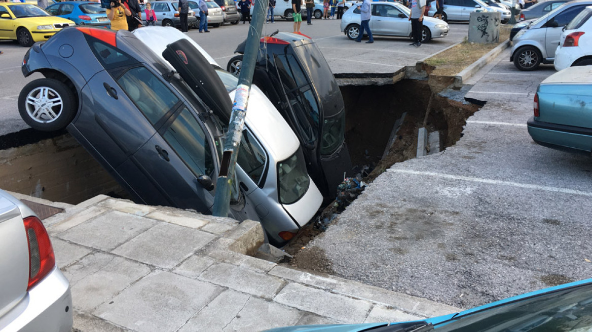 Απίστευτες εικόνες στην Καλλιθέα: Βούλιαξε υπαίθριο πάρκινγκ και «κατάπιε» αυτοκίνητα!