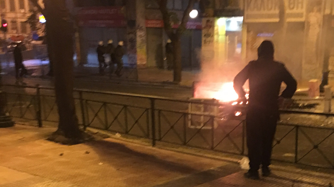 Συγκρούσεις οπαδών- ΜΑΤ σε Εξάρχεια και πλατεία Καραϊσκάκη