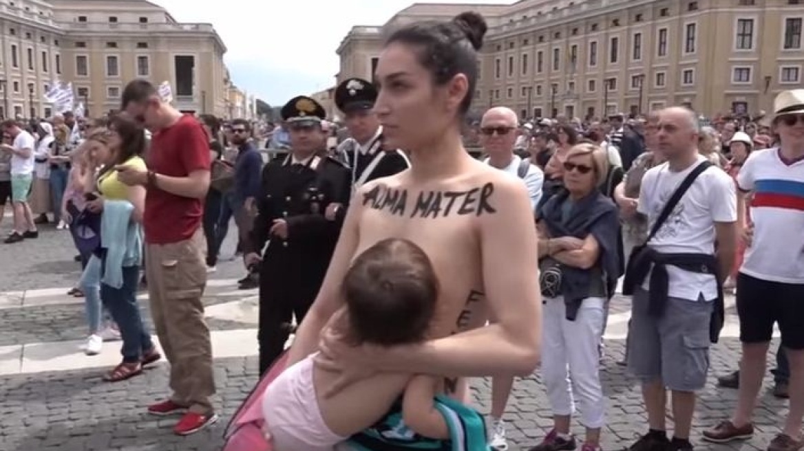 Βατικανό: Συνελήφθη ακτιβίστρια της FEMEN που θήλαζε στην πλατεία του Αγίου Πέτρου 