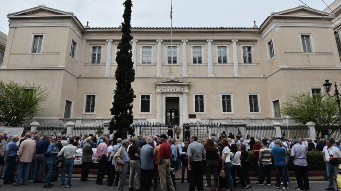 Διαμαρτυρία συνταξιούχων έξω από το «ΣτΕ»