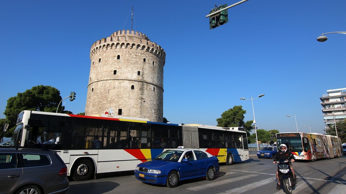 Βίντεο: Λεωφορείο του ΟΑΣΘ έκανε δρομολόγιο με την πόρτα... ανοιχτή!