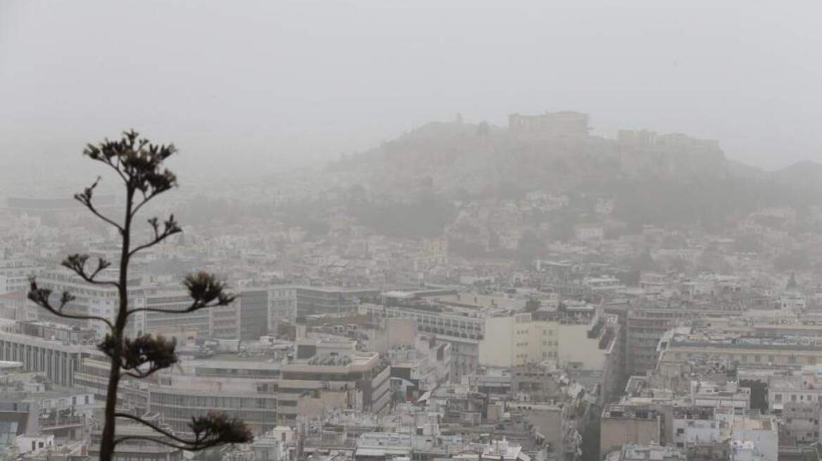 Με συννεφιά, αφρικανική σκόνη και βροχή ο καιρός σήμερα