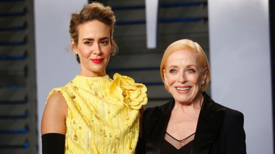 H Sarah Paulson υπερασπίζεται τη σχέση της με την κατά 32 χρόνια μεγαλύτερη της Holland Taylor