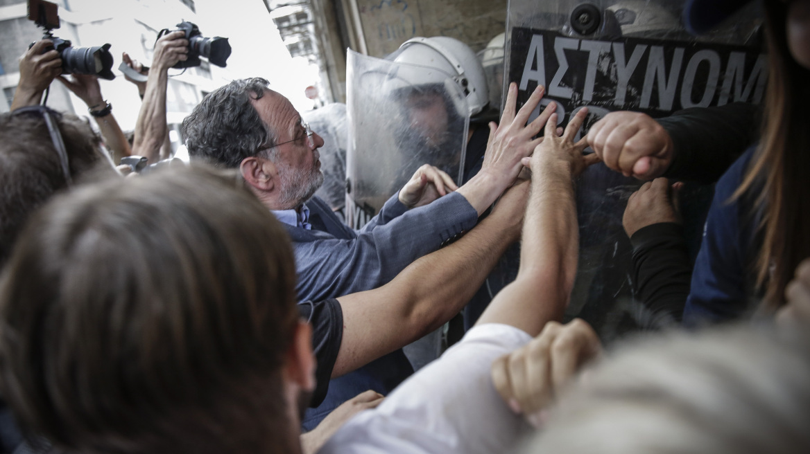 ΠΟΑΣΥ: Το υπ. Δημόσιας Τάξης ανέχεται τις επιθέσεις σε βάρος αστυνομικών έξω από συμβολαιογραφεία