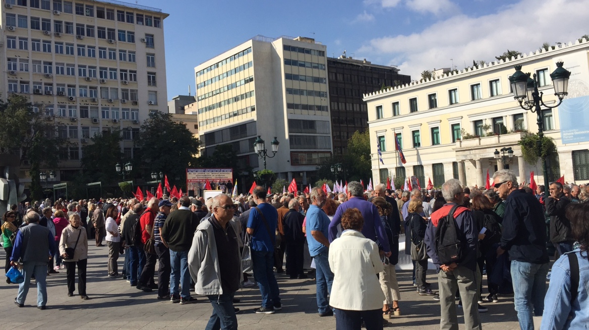 Συγκέντρωση εκατοντάδων συνταξιούχων έξω από το υπουργείο Υγείας