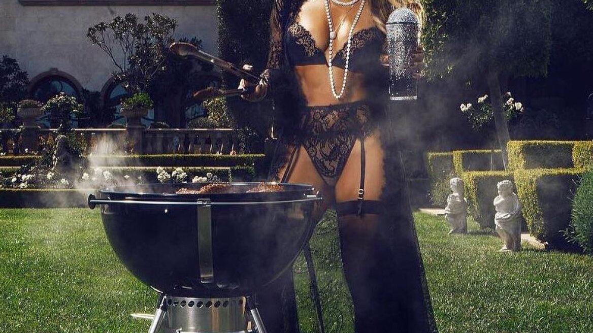 Barbeque με εσώρουχα και ζαρτιέρες για την Jennifer Lopez 