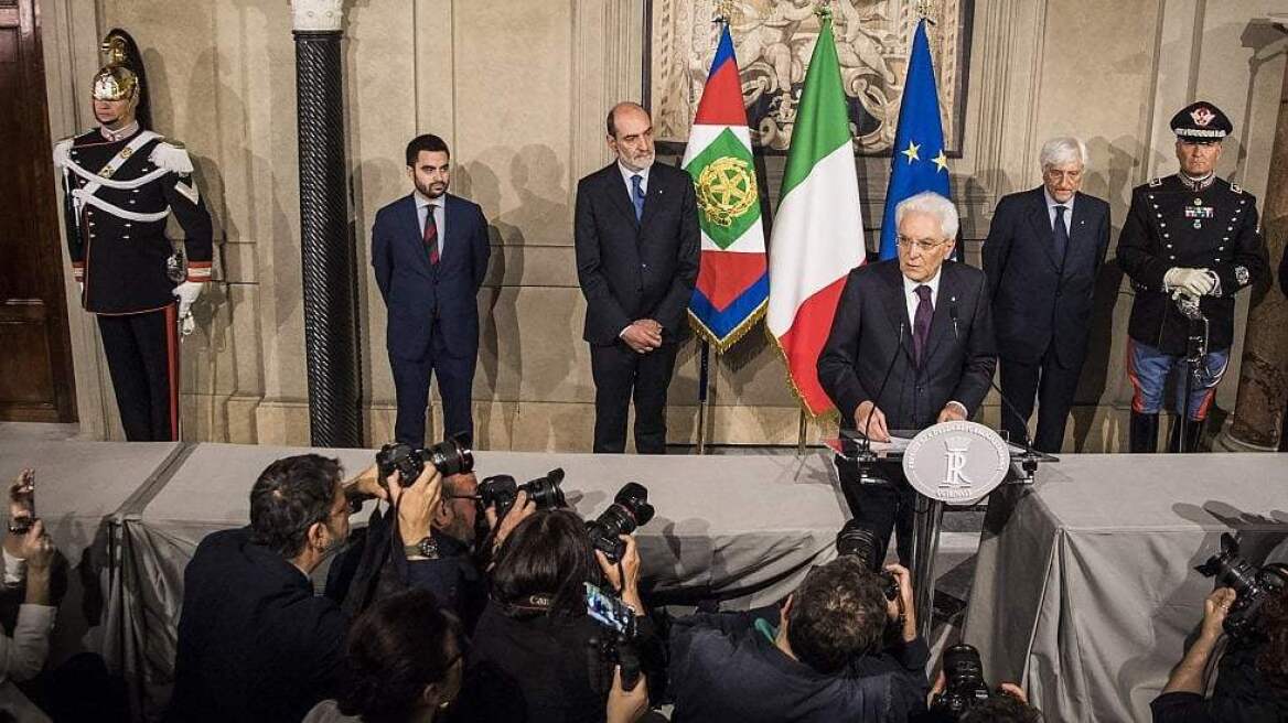 Ιταλία: Δήμαρχοι της Λέγκα κατεβάζουν τις φωτογραφίες του Ματαρέλα!