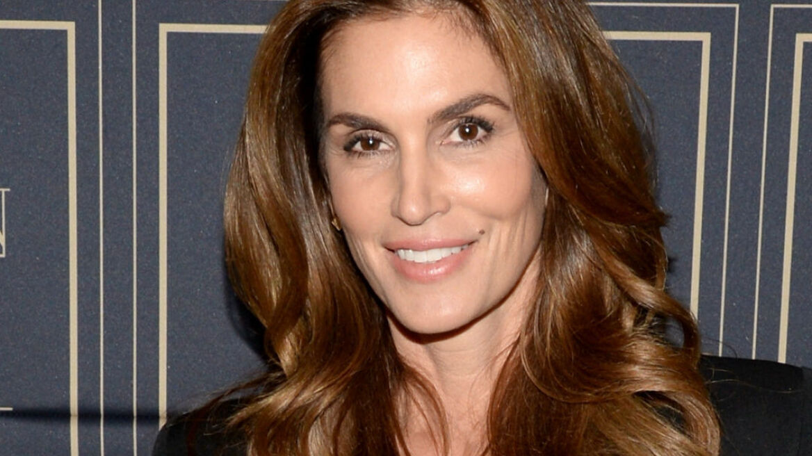 Cindy Crawford: Αψεγάδιαστη στα 52 της ποζάρει με το πιο κοντό τζιν σορτσάκι!