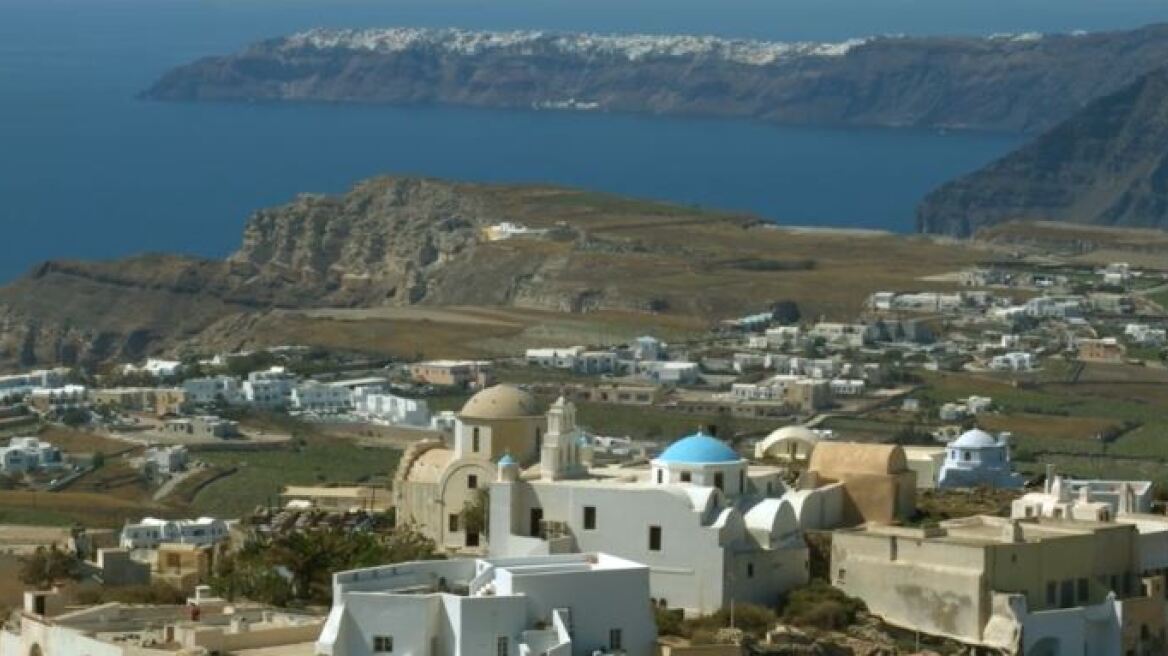 Βίντεο: Μαγική (και) από ψηλά η Σαντορίνη