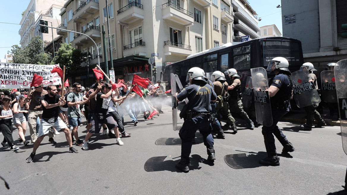 Φωτογραφίες: Κουκουλοφόροι πέταξαν αβγά στους διαδηλωτές ΓΣΕΕ-ΑΔΕΔΥ