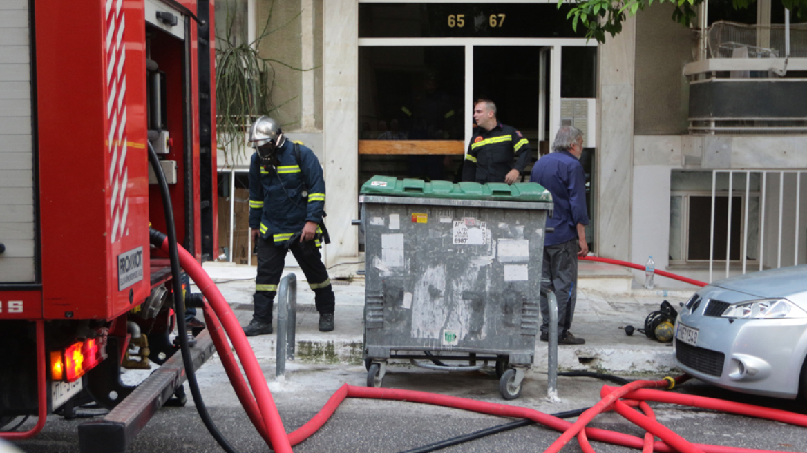 Πυρκαγιά στην Καλλιθέα: Με εγκαύματα νοσηλεύεται 35χρονη - Τέσσερις με αναπνευστικά προβλήματα