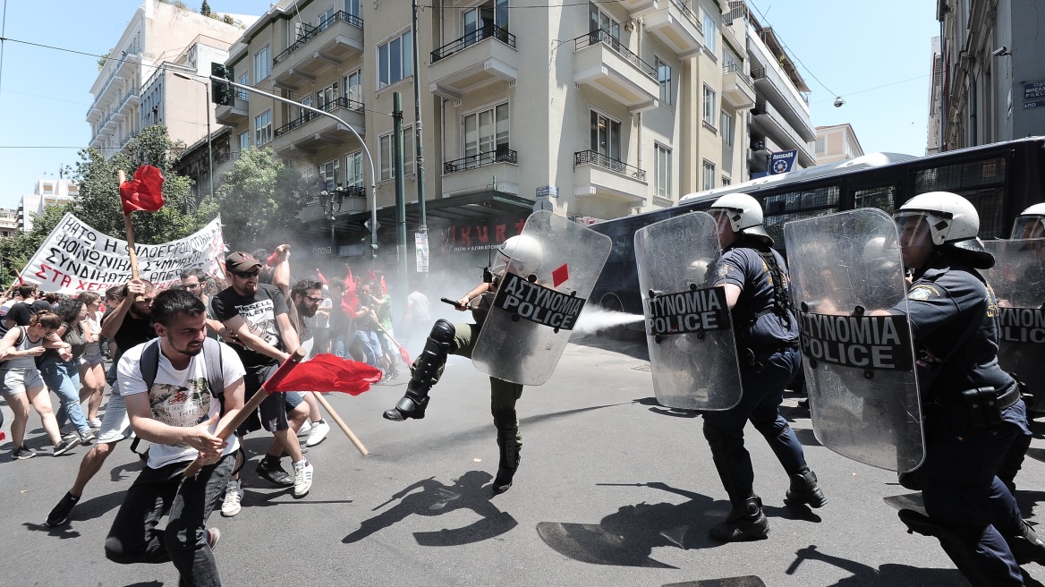 Βίντεο: Ένταση και χημικά με φοιτητές έξω από τα γραφεία του ΣΕΒ