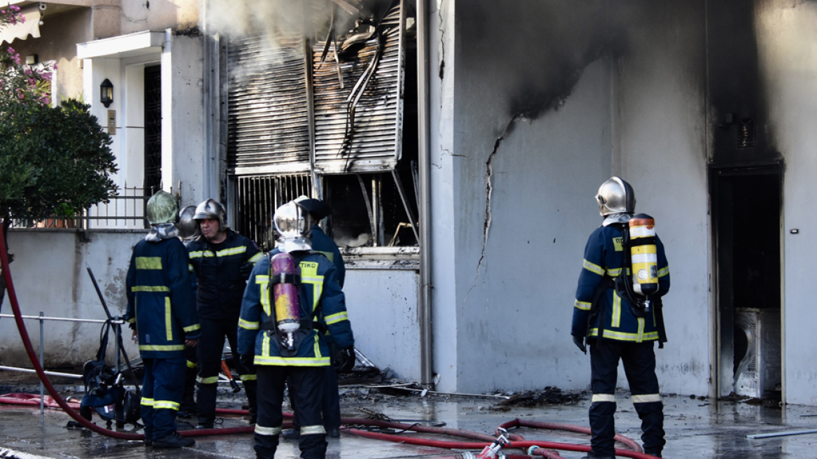 Περιστέρι: Ζημιές σε σπίτια από τη μεγάλη φωτιά σε επιχείρηση με ηλεκτρικά