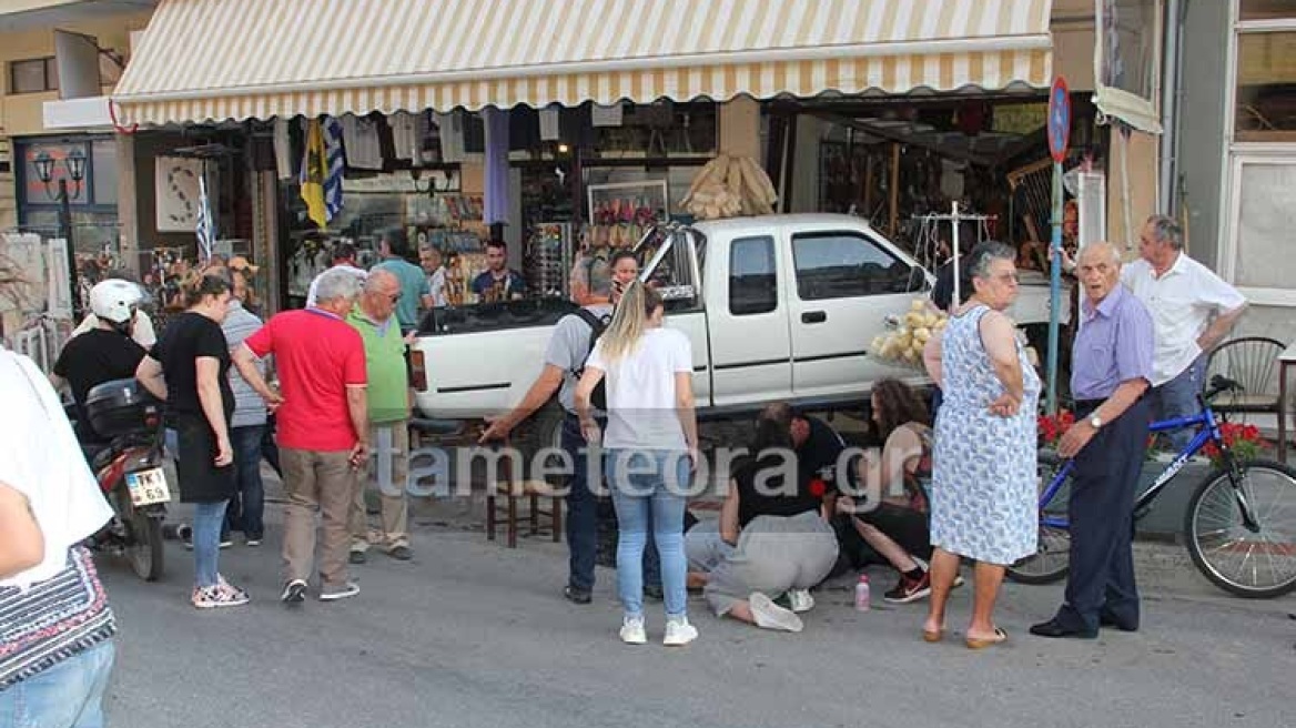 Φωτογραφίες: Νεκρός ο οδηγός οχήματος που «καρφώθηκε» σε κατάστημα στην Καλαμπάκα