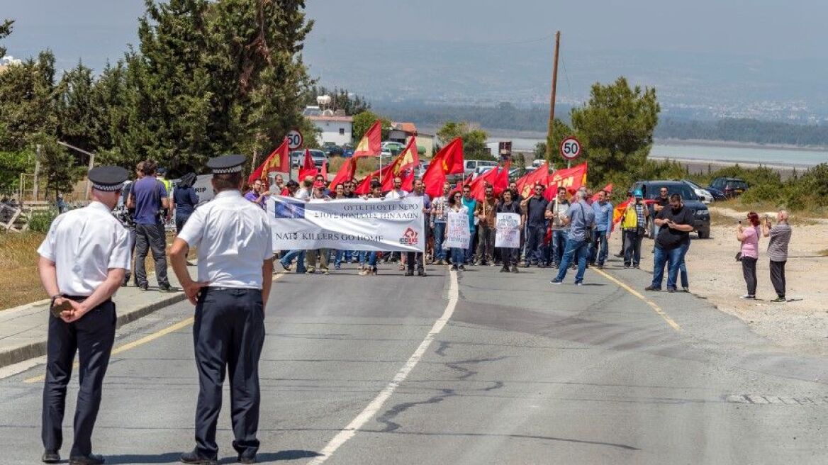 Κύπρος: Μαζική διαδήλωση για την απομάκρυνση των βρετανικών βάσεων