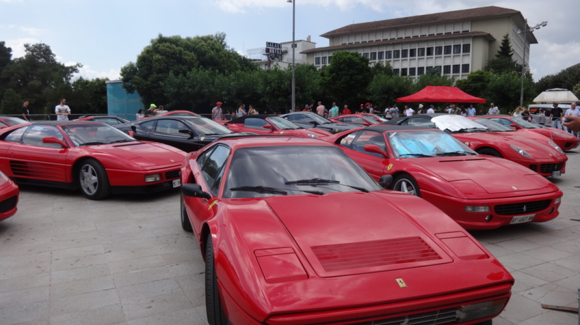 Τριάντα Ferrari «μαγεύουν» τους κατοίκους και τους επισκέπτες της Κέρκυρας 