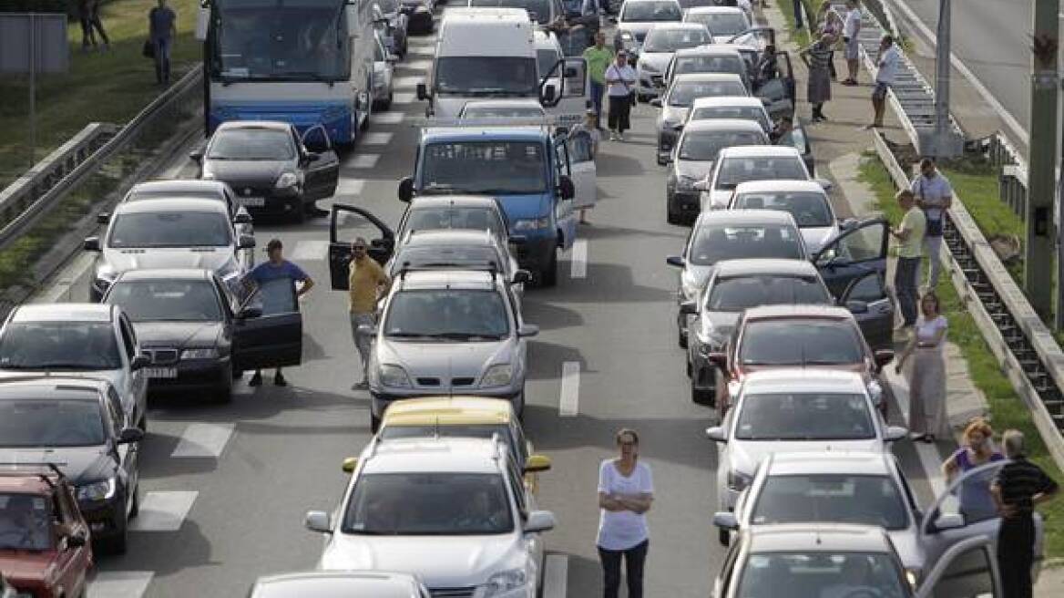 Βίντεο: Σέρβοι οδηγοί τράβηξαν χειρόφρενο στη μέση του δρόμου για την πανάκριβη βενζίνη