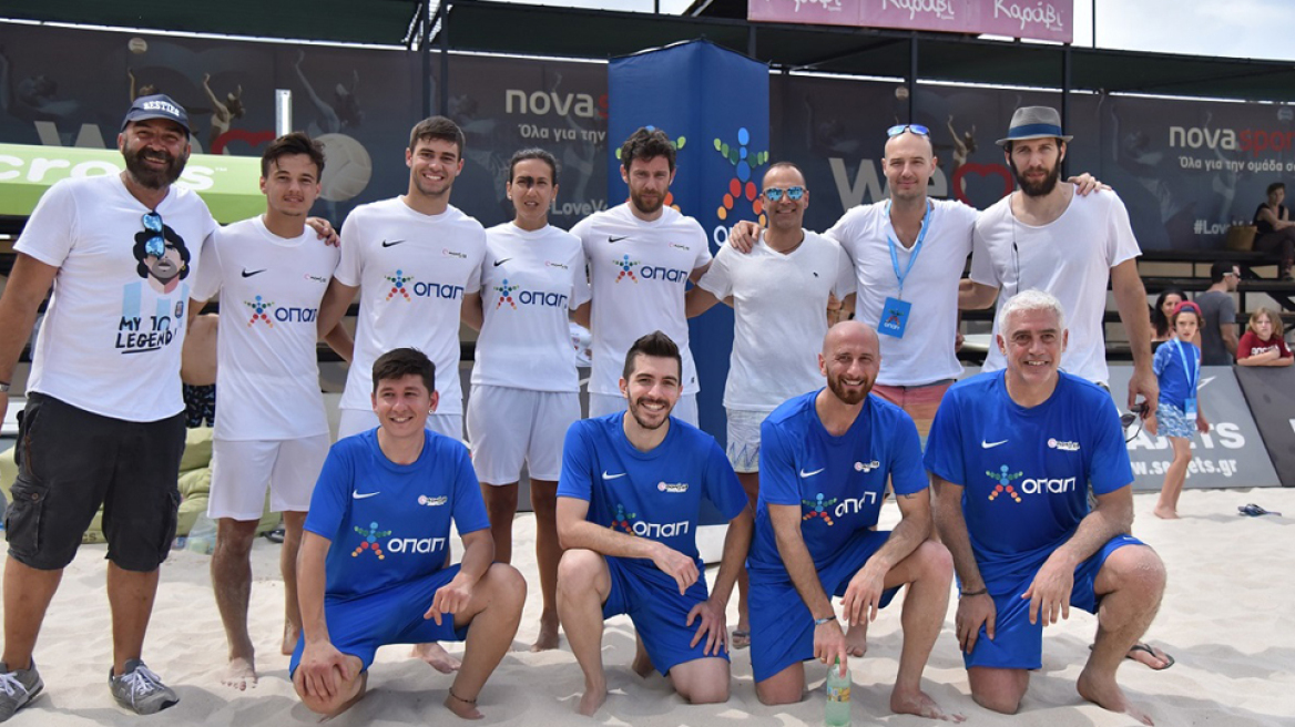 Νικοπολίδης και Παπαδόπουλος παίζουν footvolley στον Σχοινιά 