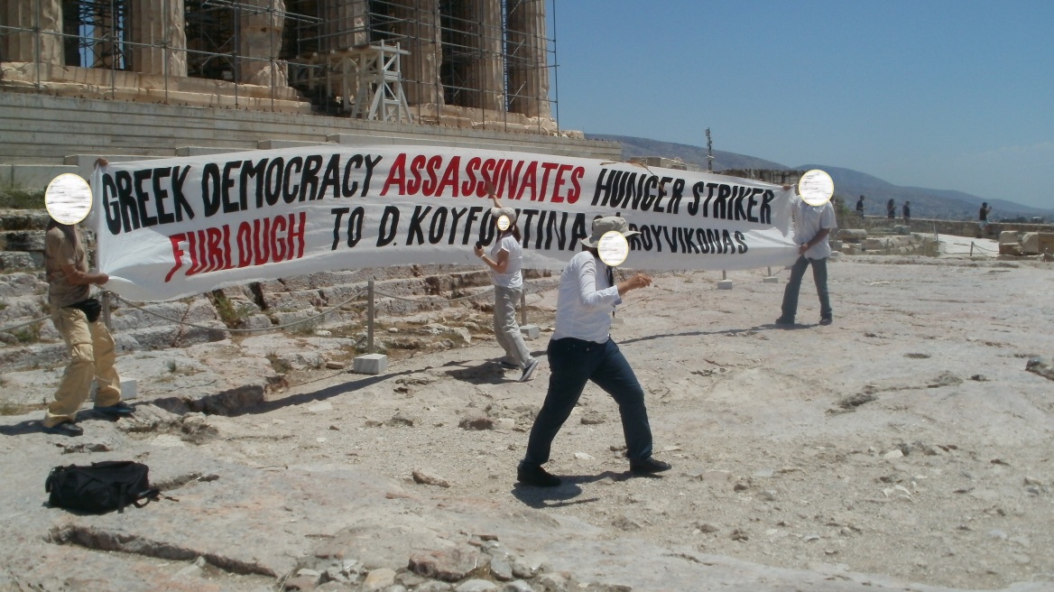 Βίντεο: Μέλη του Ρουβίκωνα άνοιξαν πανό στην Ακρόπολη για τον Κουφοντίνα