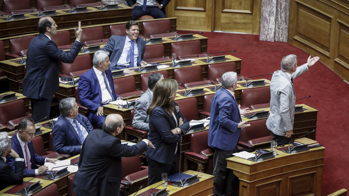 Βουλή: Ένταση και κόντρες για τη «Βόρεια Μακεδονία» - Τα «βέλη» της αντιπολίτευσης στους ΑΝΕΛ