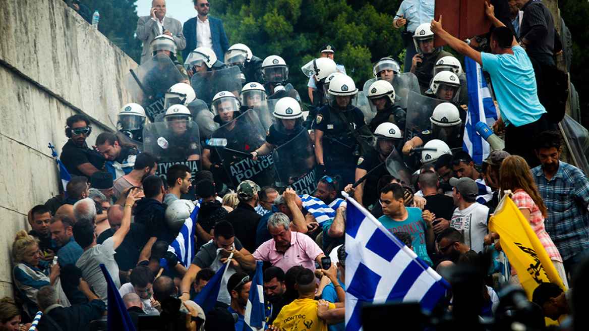 Επεισόδια και τραυματίες στο συλλαλητήριο για τη Μακεδονία στο Σύνταγμα