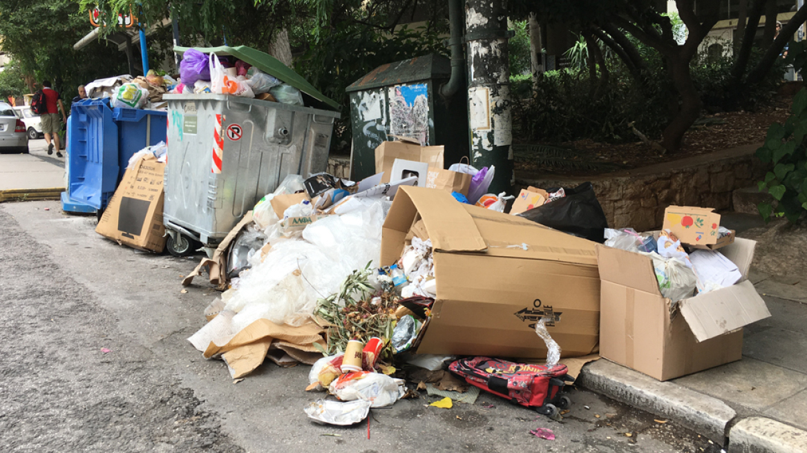 Σε ασφυξία το λεκανοπέδιο: Πάνω από 16.000 τόνοι απορρίμματα στους δρόμους