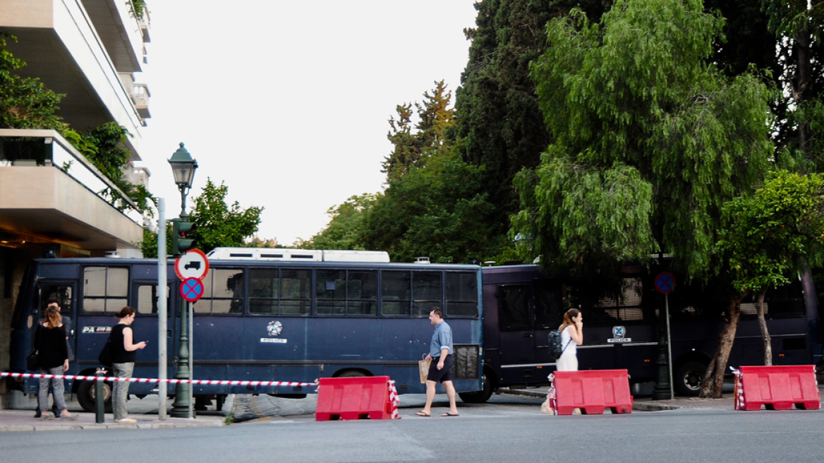 Φρούριο το Μαξίμου: «Αμπαρωμένη» η κυβέρνηση μετά το ντόμινο αποδοκιμασιών σε όλη τη χώρα