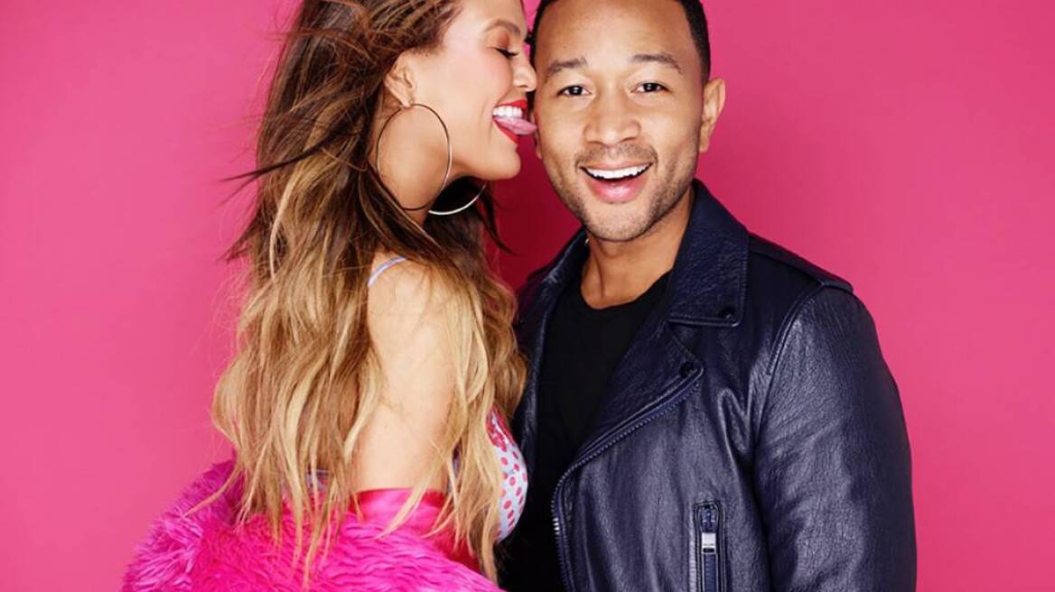 H Chrissy Teigen βγάζει γάλα με το θήλαστρο και ο σύζυγός της απαθανατίζει τη στιγμή 