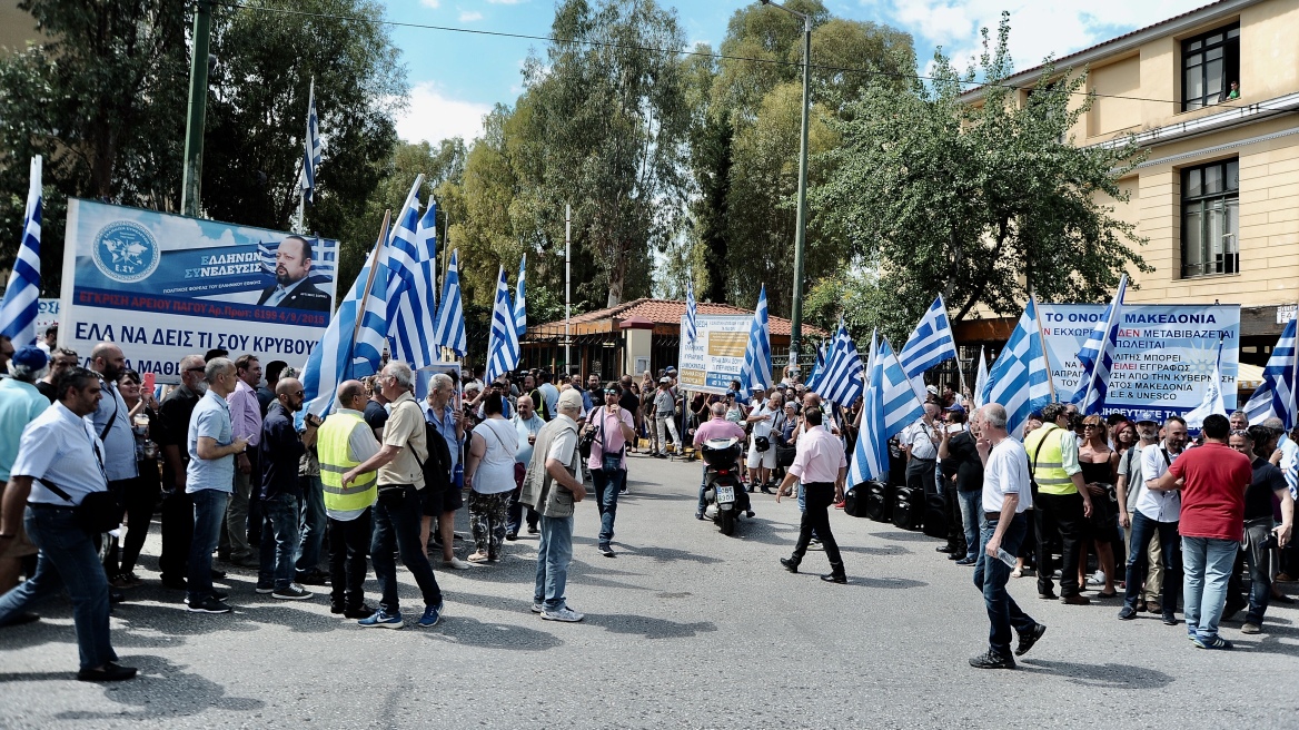 Με σημαίες και πανό για τον Σώρρα στην Ευελπίδων εκατοντάδες οπαδοί του