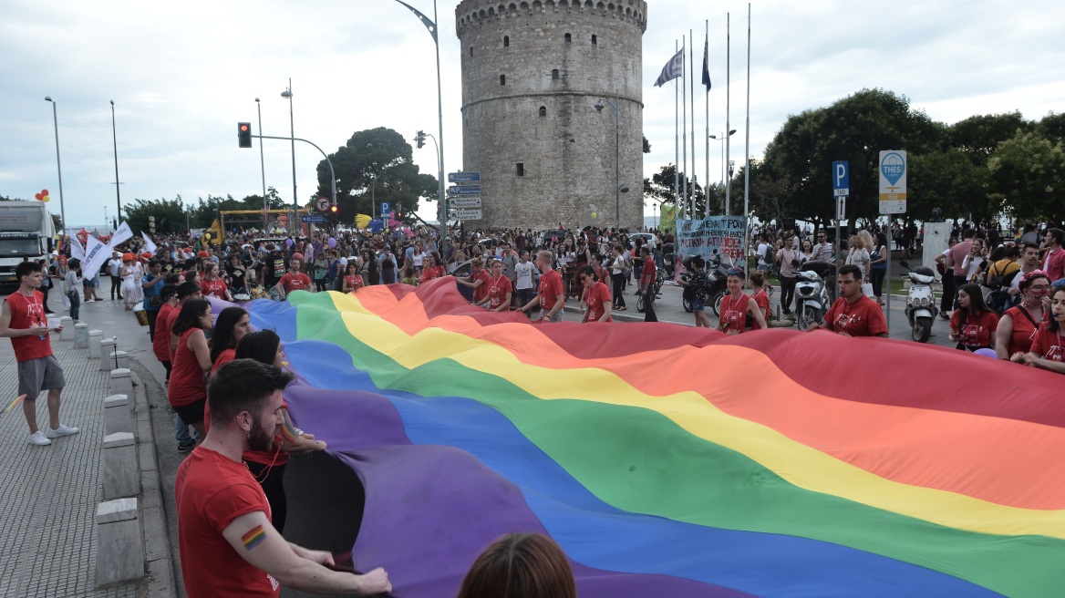 Απίστευτο περιστατικό στη Θεσσαλονίκη: Πέταξαν στον Θερμαϊκό δύο άνδρες που πήγαιναν στο Gay Pride!