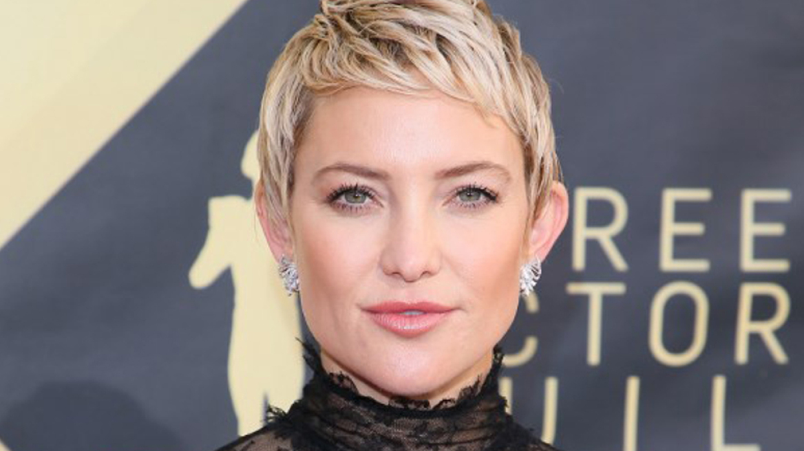 H Kate Hudson φωτογραφίζει την κοιλιά της με φόντο το ελληνικό τοπίο που απολαμβάνει 