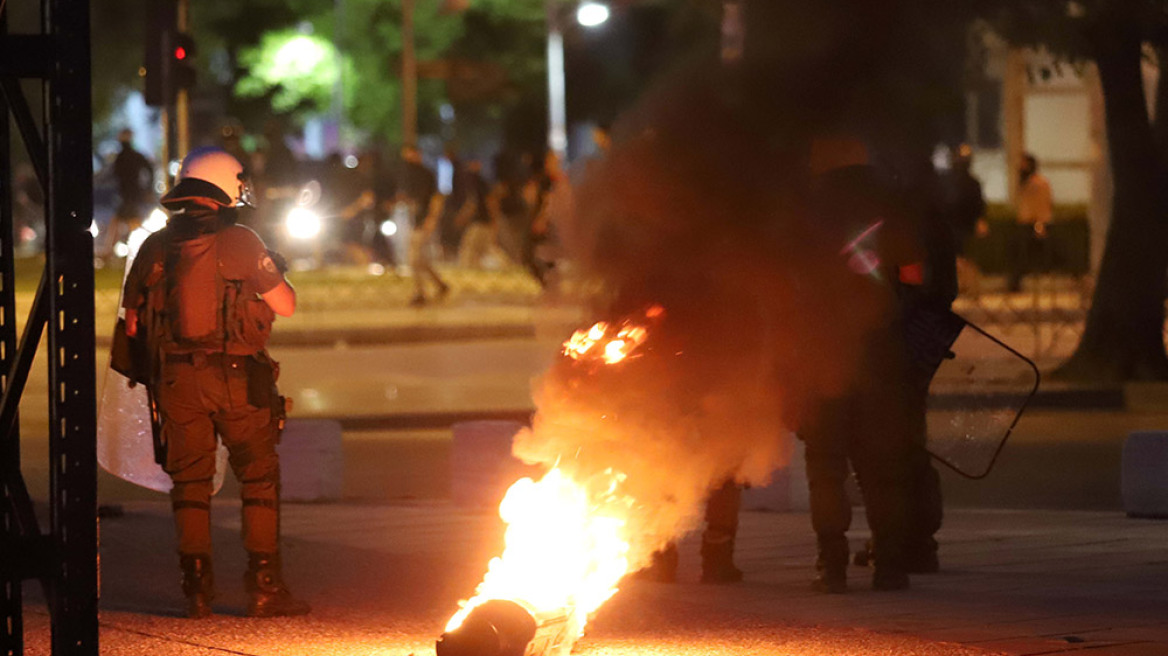 Θεσσαλονίκη: Πεδίο μάχης μέχρι αργά η πόλη για εκδήλωση του ΣΥΡΙΖΑ για το Μακεδονικό - Συγκρούσεις με τα ΜΑΤ και χημικά