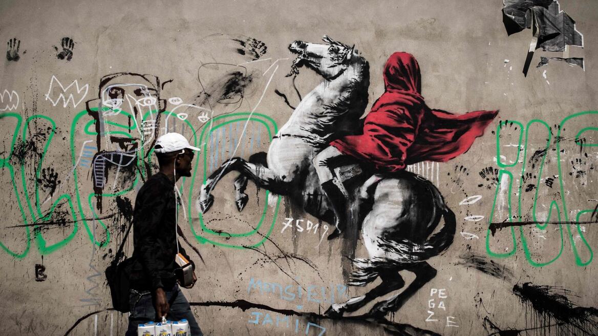 Βίντεο: O Banksy «χτύπησε» στο Παρίσι