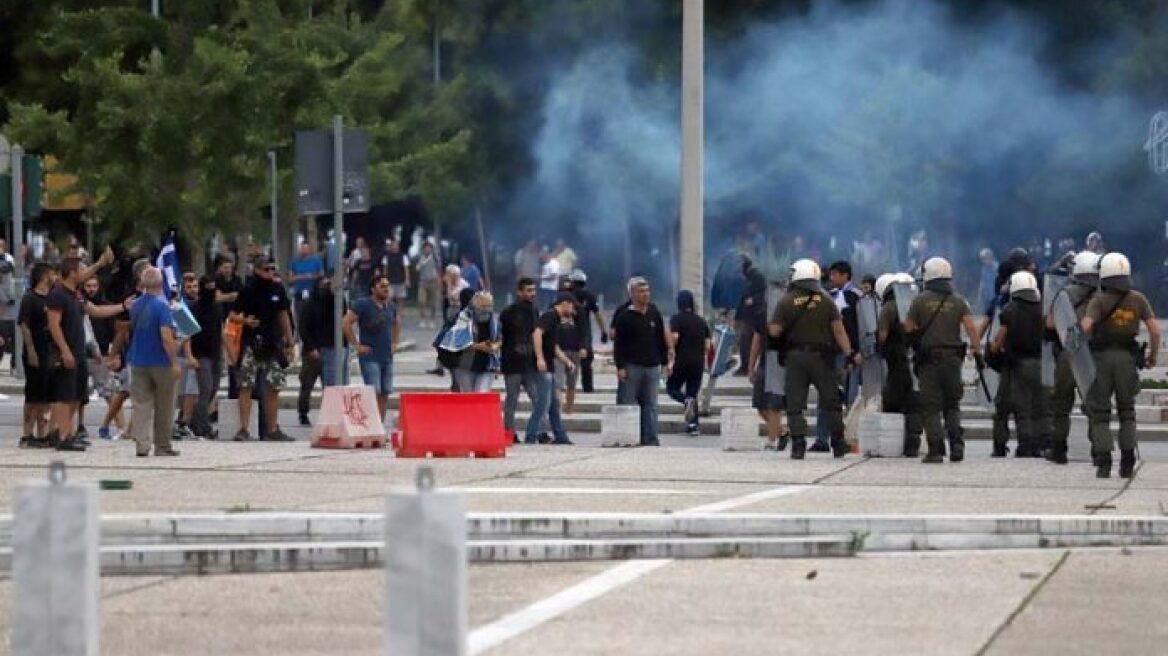 Θεσσαλονίκη: Χημικά και πετροπόλεμος σε εκδήλωση του ΣΥΡΙΖΑ για τη συμφωνία με τα Σκόπια 