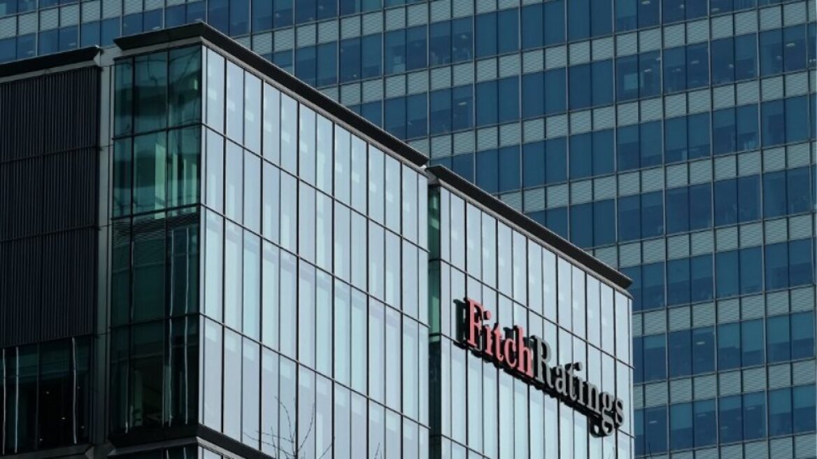 Fitch: Η εφαρμογή των μέτρων προϋπόθεση για τη βελτίωση της μακροπρόθεσμης βιωσιμότητας του ελληνικού χρέους