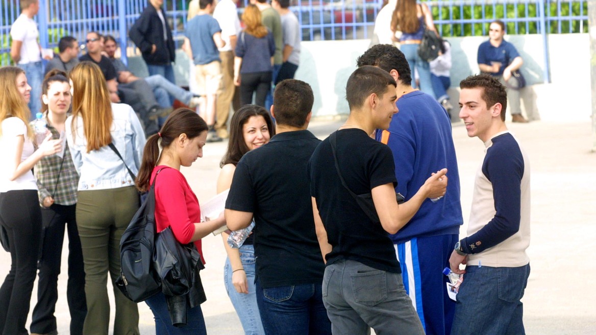 Ικανοποιημένοι οι καθηγητές από την απαγόρευση Γαβρόγλου για κινητά στα σχολεία: Τι ισχύει σε άλλες χώρες