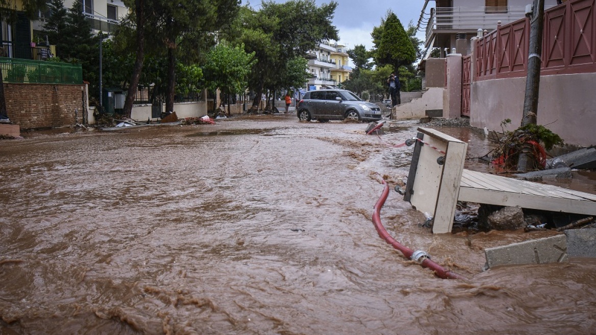 Ενενήντα σπίτια πλημμύρισαν σε Μάνδρα και Μαγούλα