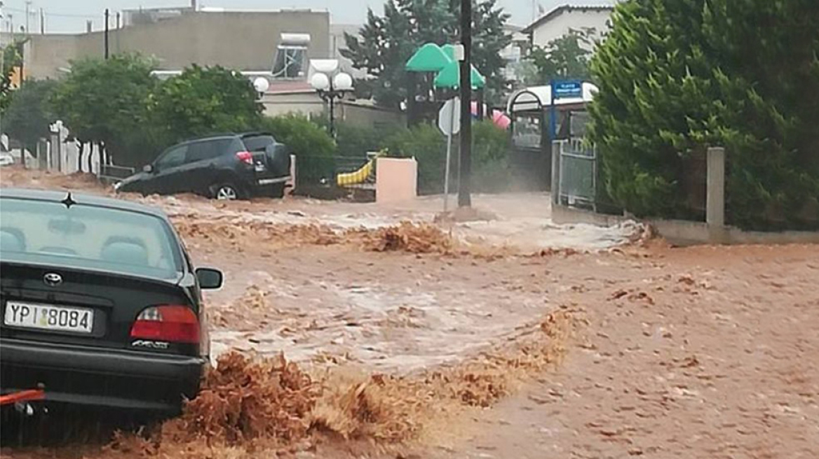 Βίντεο: Ισχυρή νεροποντή στη Μάνδρα - Ποτάμια οι δρόμοι