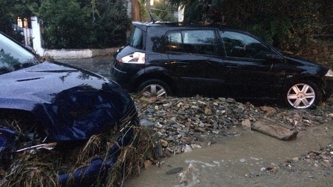 Χαλκιδική: Εικόνες καταστροφής από τη  «Νεφέλη» - Παρασύρθηκαν αυτοκίνητα, κινδύνευσαν άνθρωποι